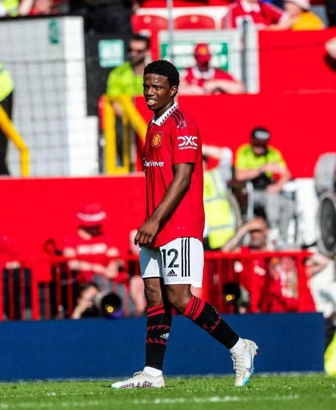 曼城横扫瑞士,博格巴2制霸全场 曼城横扫瑞士,博格巴2制霸全场